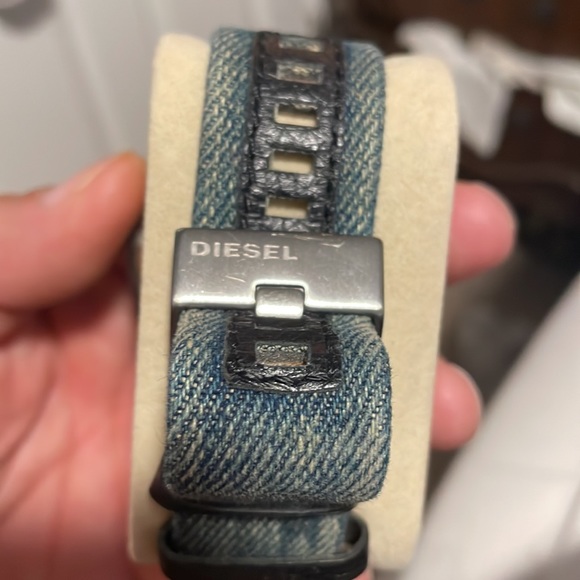 Wach - Picture 2 of 3